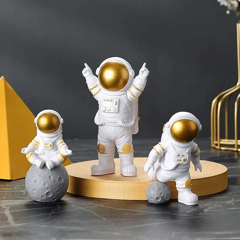 Set de 4 figurines astronaute Nesty - Version dorée et blanche sur socle doré