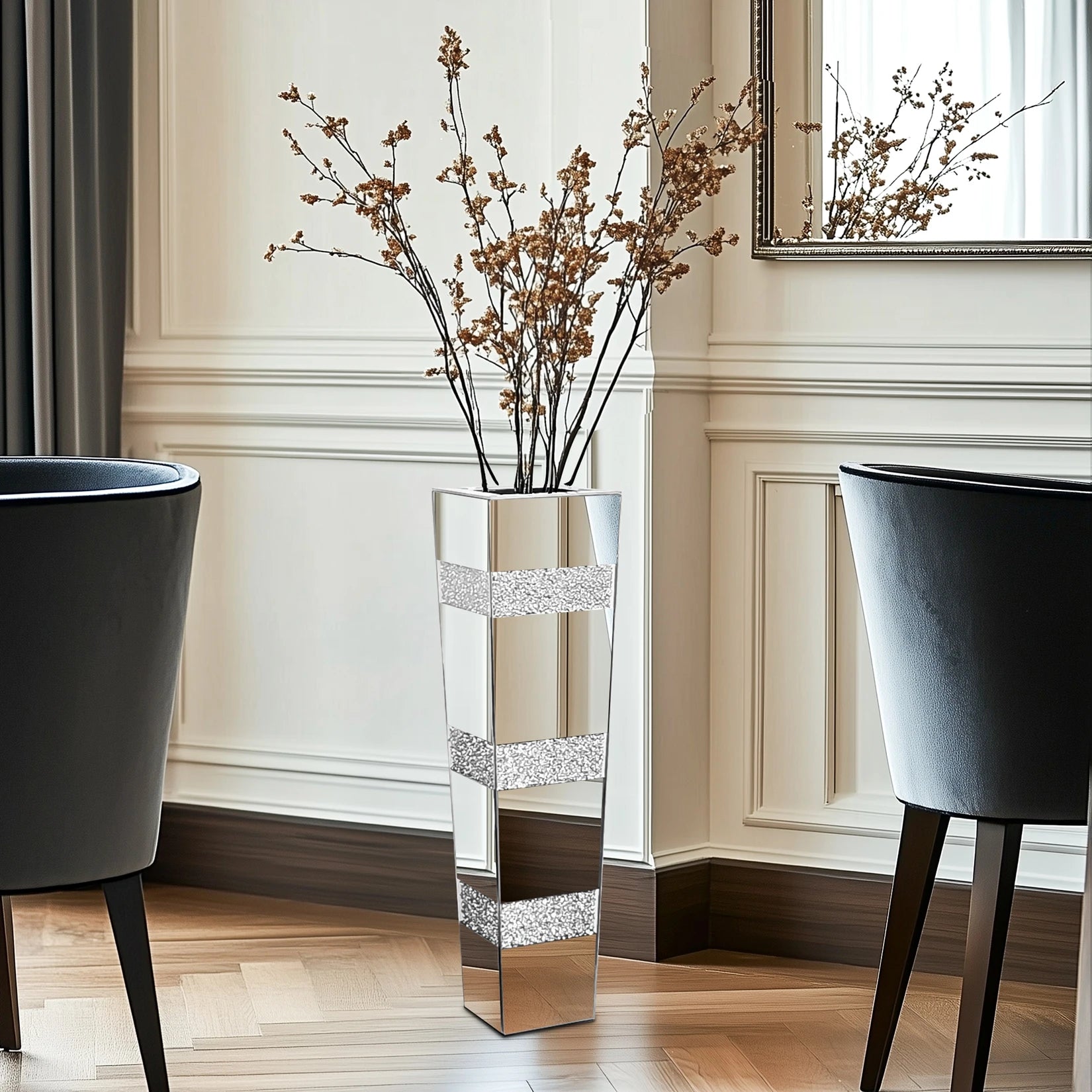 Vase sol en verre facetté, finition miroir - Nesty - Vase haut à bandes strassées garni de branches séchées dorées, entre deux fauteuils capitonnés bleu marine près d'un miroir