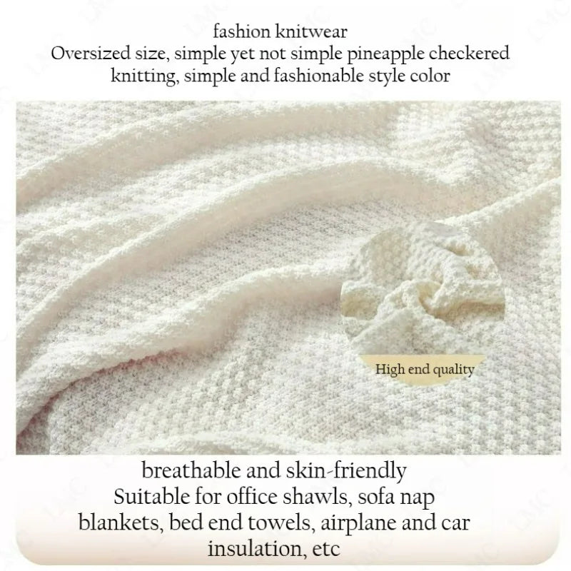 Plaid tricoté uni gaufré Nesty - Gros plan sur la texture gaufrée effet nid d'abeille, coloris blanc cassé