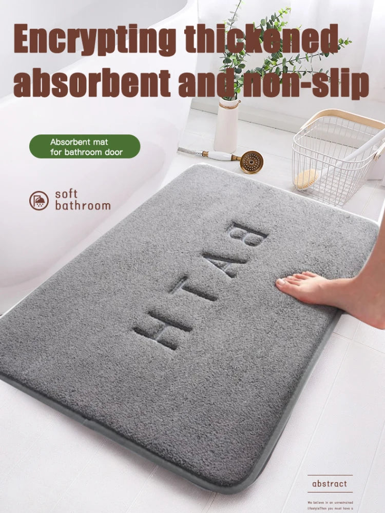 Tapis de bain moelleux en mousse à mémoire de forme - Nesty, tapis de bain gris gaufré du mot BATH dans une salle de bain, pied posé dessus