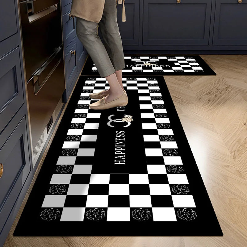 Tapis de cuisine long en velours cristal - Nesty, motif damier noir et blanc inscription Happiness, dans une cuisine bleu marine