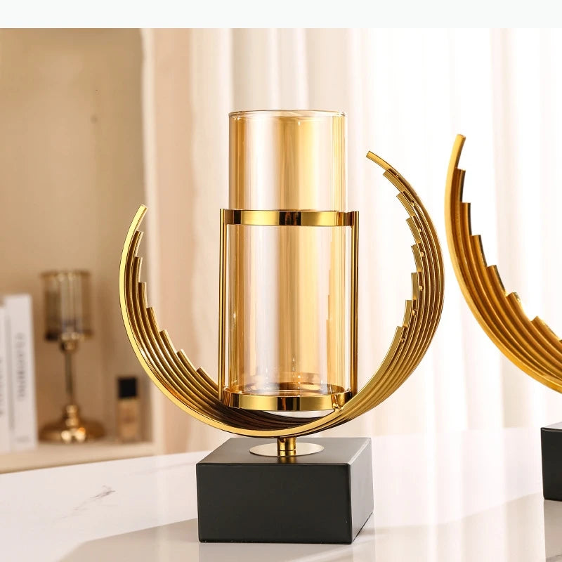 Vase en verre à base dorée Nesty - Gros plan sur la structure demi-lune dorée et le cylindre en verre, socle noir