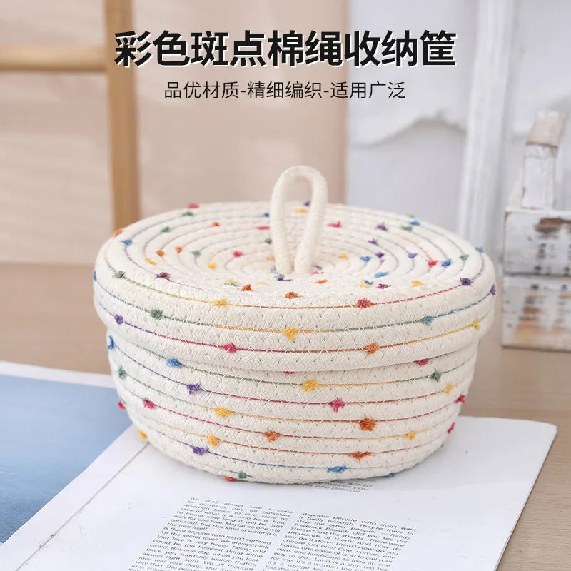 Panier de rangement tressé en corde de coton avec couvercle Nesty, panier fermé posé sur un livre ouvert, texte en chinois
