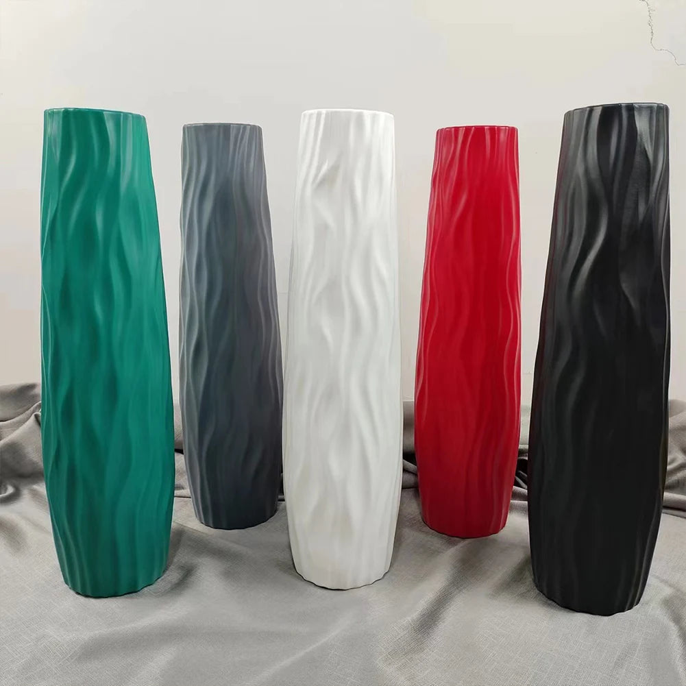 Vase sol texturé grand format Nesty - Cinq coloris alignés (vert, gris, blanc, rouge, noir) sur tissu gris