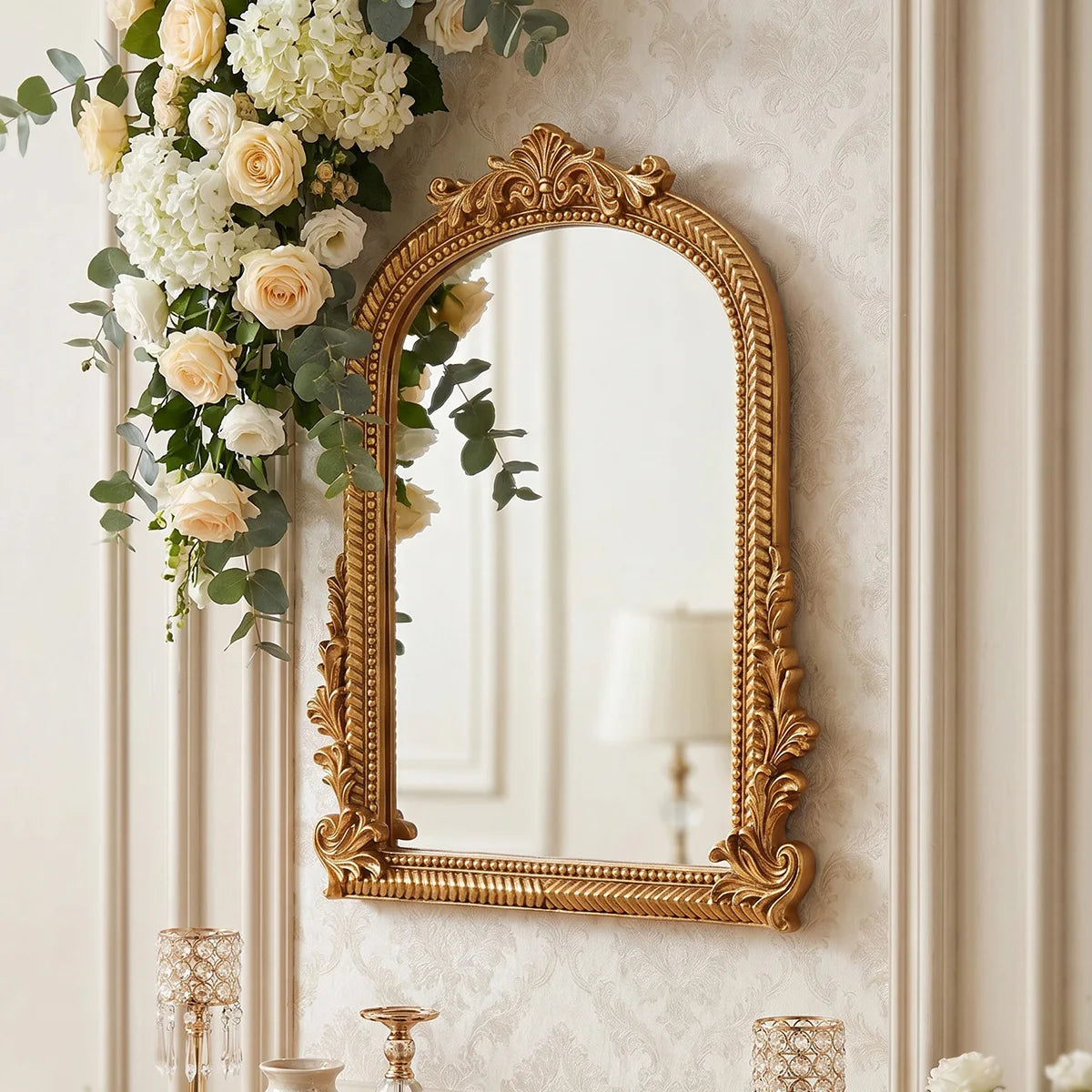 Miroir cintré doré ouvragé Nesty - Coiffeuse ou mur, un miroir doré ouvragé accroché près d'un bouquet de roses et d'une lampe