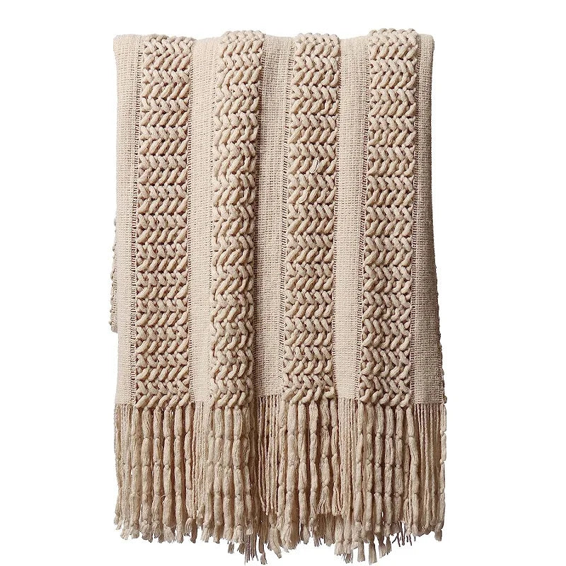 Plaid tricoté texture jacquard Nesty - Coloris beige plié, motif bandes tressées et franges, sur fond blanc