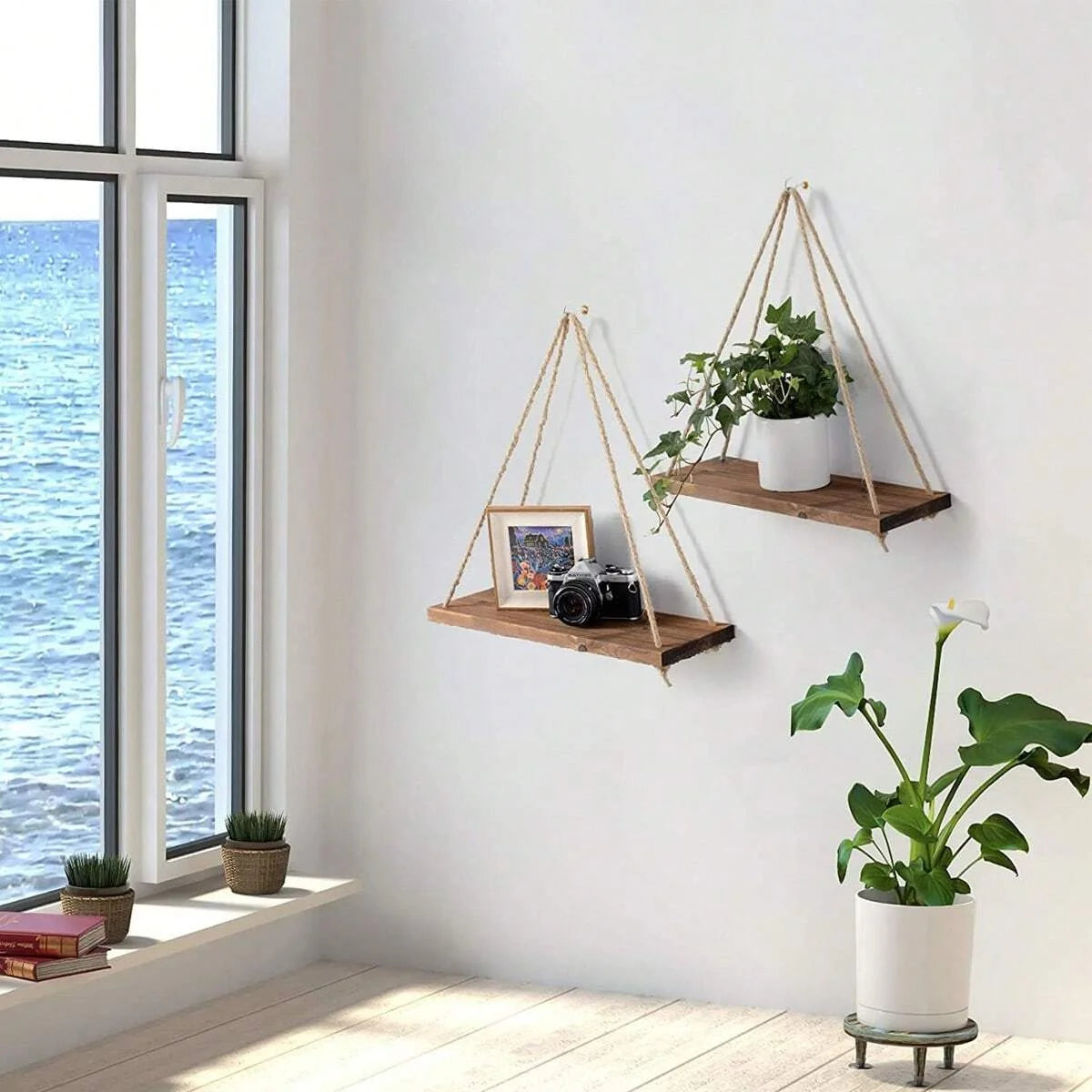 Étagère balançoire en bois Nesty - Installées sur un mur avec vue sur la mer