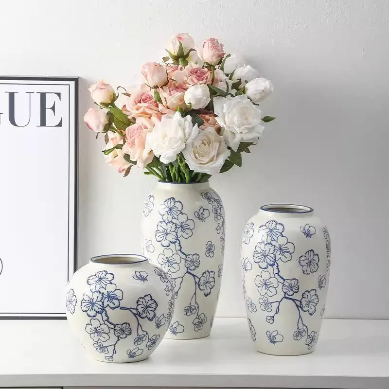Vase céramique bleu et blanc, style rétro chinoiseries - Nesty - Trois tailles à motif fleurs de cerisier bleu, le grand format garni d'un bouquet de roses roses et blanches
