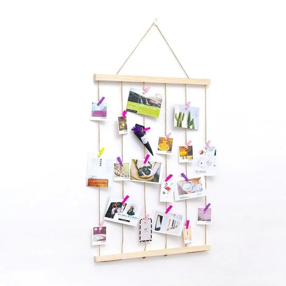 Support à photos en bois à pinces multiples Nesty, support en bois avec pinces colorées garni de cartes postales et photos, sur fond blanc