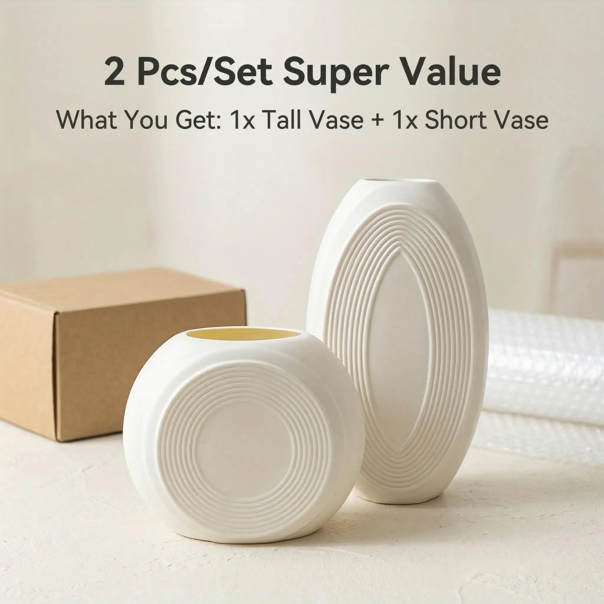 Duo de vases géométriques en plastique, esprit wabi-sabi Nesty, les deux tailles posées devant un carton d'emballage et du papier bulle