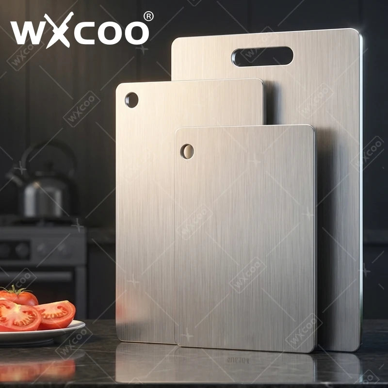 Planche à pâtisserie en acier inoxydable, double face épaissie Nesty, trois planches en acier inoxydable de tailles différentes présentées debout dans une cuisine, tomates sur assiette
