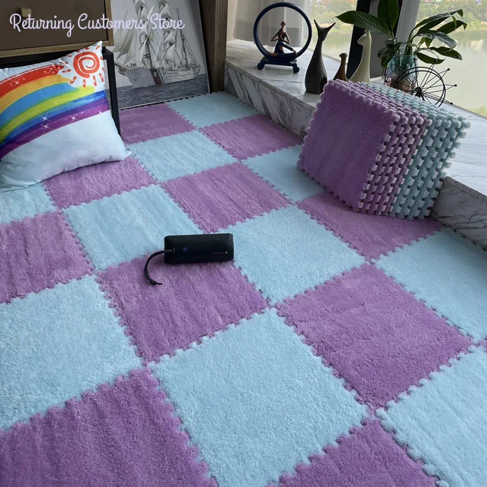 Tapis puzzle moelleux pour enfant — dalles à assembler - Nesty, dalles violet et bleu clair en damier, coussin arc-en-ciel et boîtier noir posés dessus