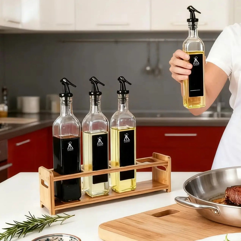 Set de 4 bouteilles à huile en verre avec support en bambou - Nesty (vue 1)