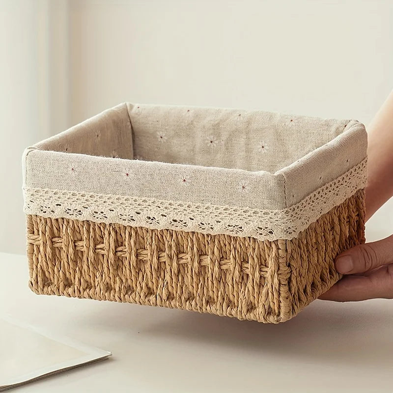 Panier tressé avec doublure dentelle Nesty - Tenu à deux mains, doublure en tissu à pois et bordure en dentelle