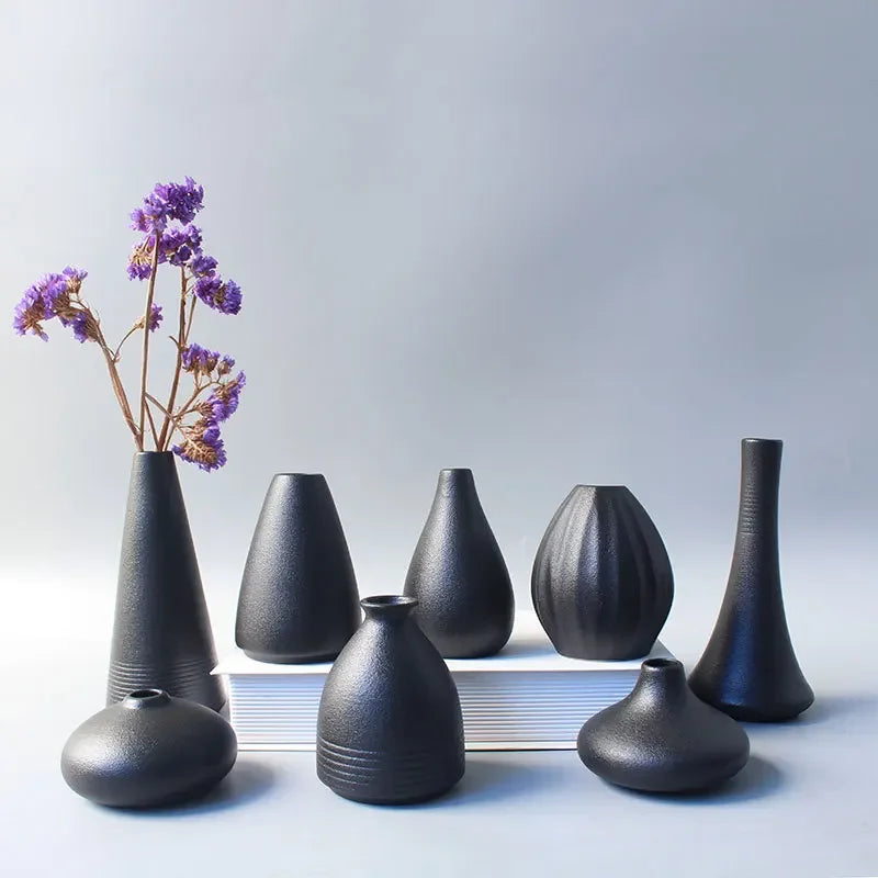 Petit vase noir en céramique — esprit japonais - Nesty (vue 1)