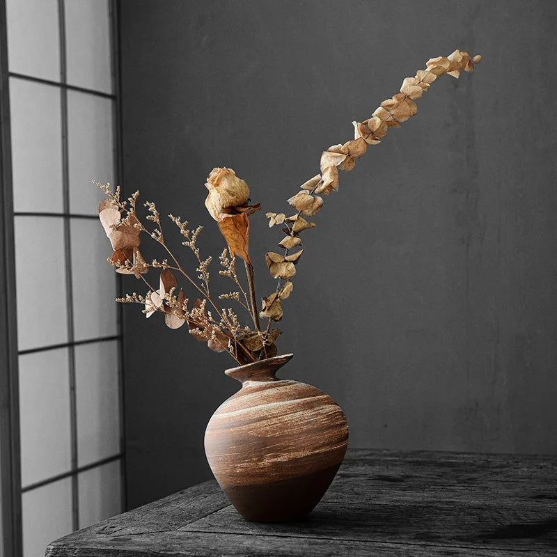 Vase en céramique brute, petit format esprit zen Nesty, vase bulbe en céramique brune striée garni de fleurs séchées beige, devant une cloison japonaise