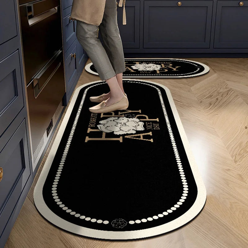 Tapis de cuisine long en velours cristal - Nesty, coloris noir à inscription dorée Happy Day, forme ovale, dans une cuisine bleu marine