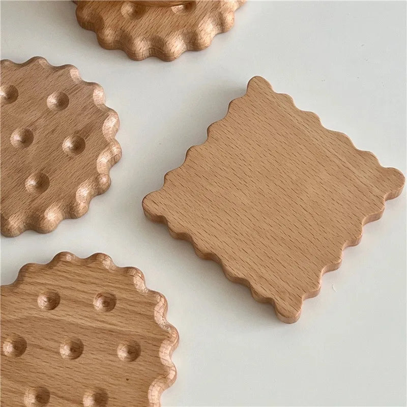 Quatre dessous de verre en bois forme biscuit, carrés et ronds, gros plan sur le veinage du bois - Nesty