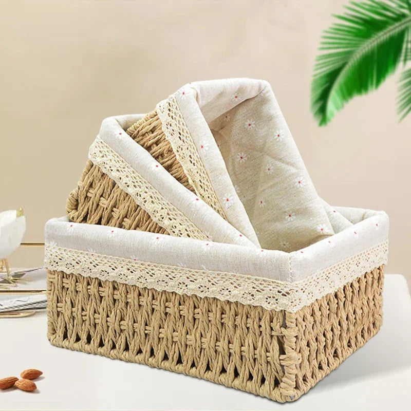 Panier de rangement tressé à doublure fleurie Nesty - Trois tailles empilées, doublure blanche à motif fleuri et bordure en dentelle