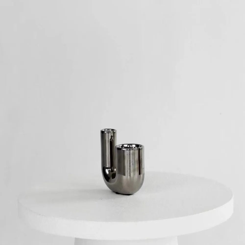 Bougeoir céramique en U finition argentée miroir, sur guéridon blanc, fond neutre - Nesty