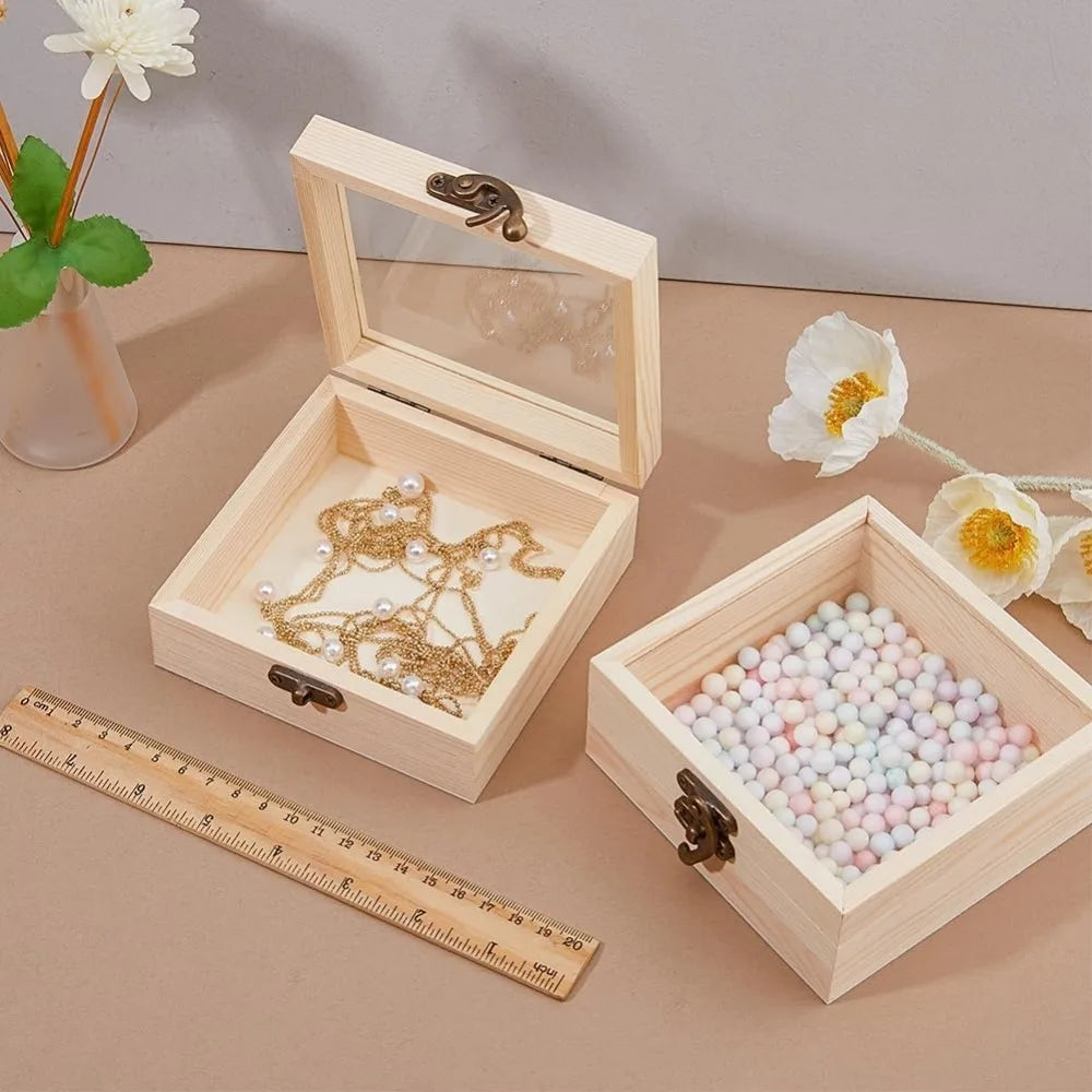 Boîte en bois à couvercle vitré Nesty - Ouverte avec collier doré et perles colorées, réglette de mesure