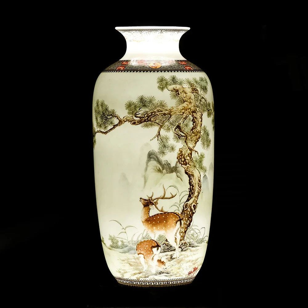 Vase en céramique de Jingdezhen, surface lisse traditionnelle Nesty, même vase à motif pin et cerfs sur fond noir, éclairage mettant en valeur le décor