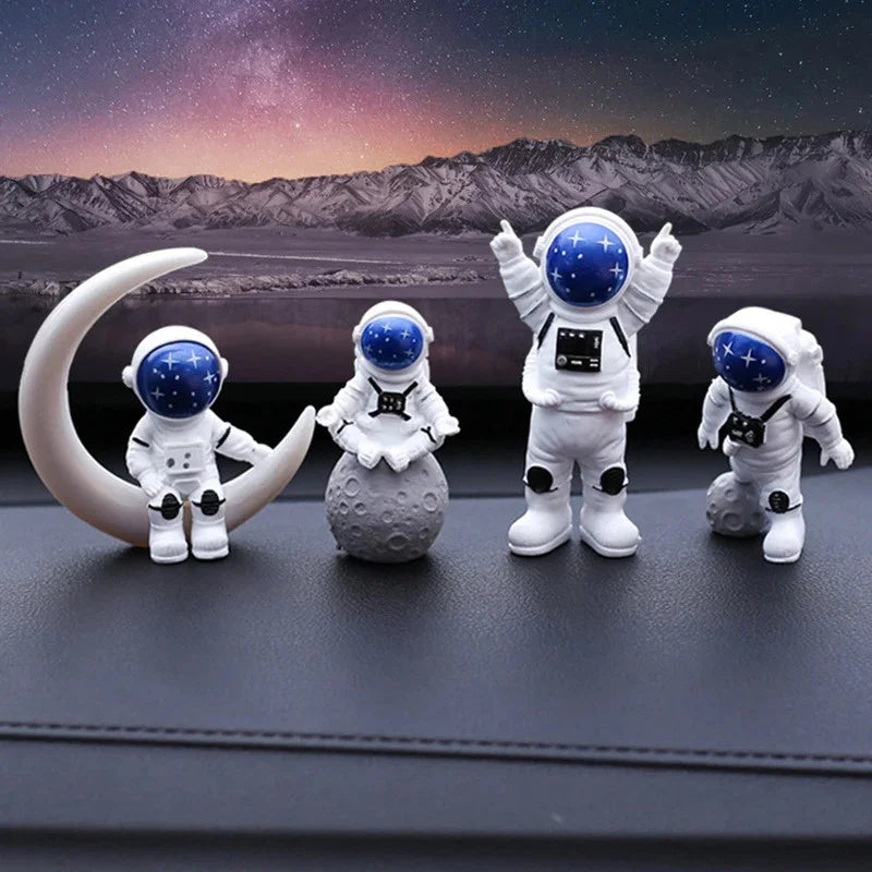 Set de 4 figurines astronaute Nesty - Posées sur un tableau de bord de voiture