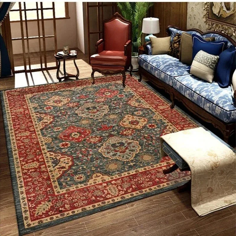 Tapis à motif oriental Nesty - Velours doux et lavable, coloris rouge et bleu dans un salon classique avec fauteuil en cuir bordeaux