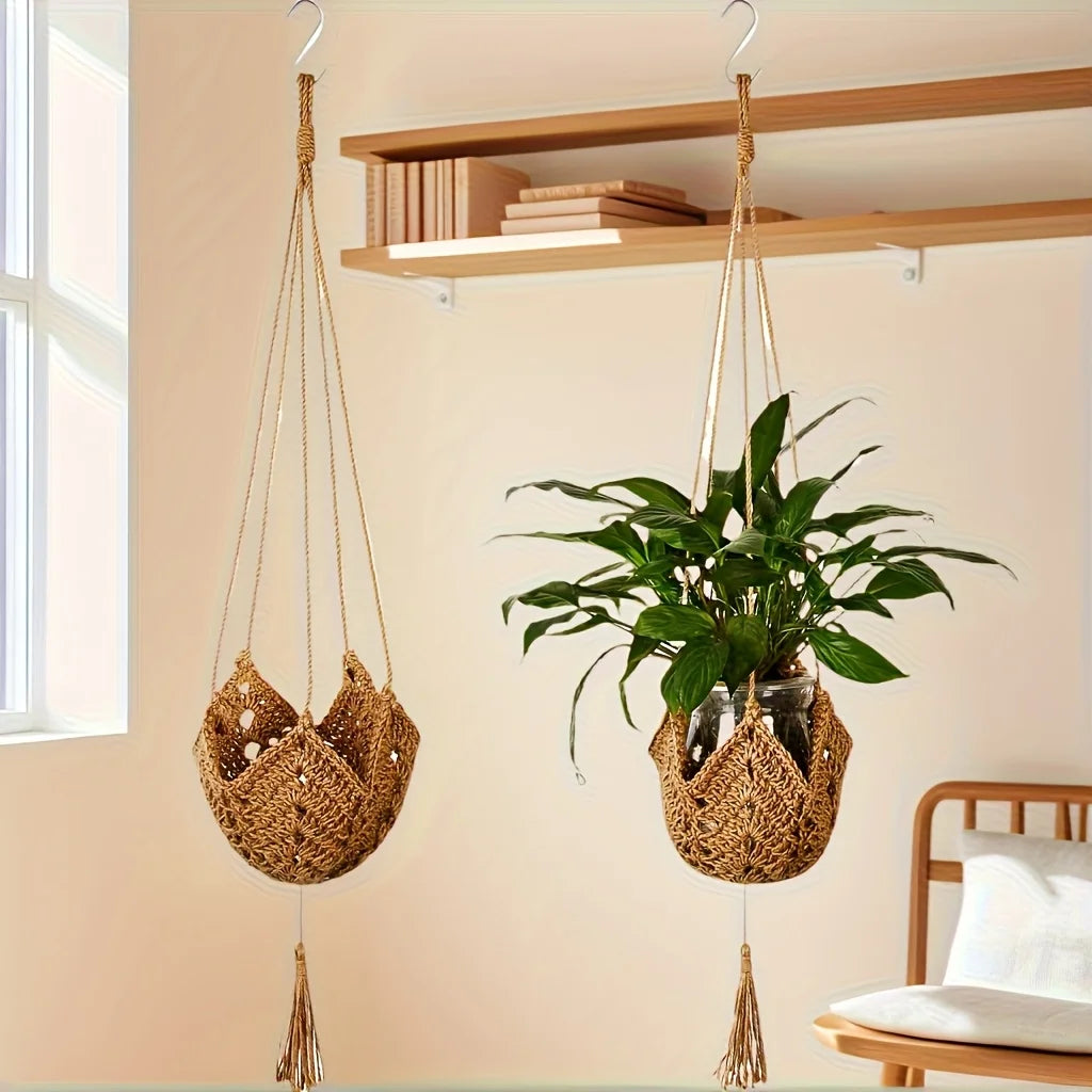 Suspension bohème en jute Nesty - Deux modèles suspendus au plafond dans une chambre, l'un avec plante verte