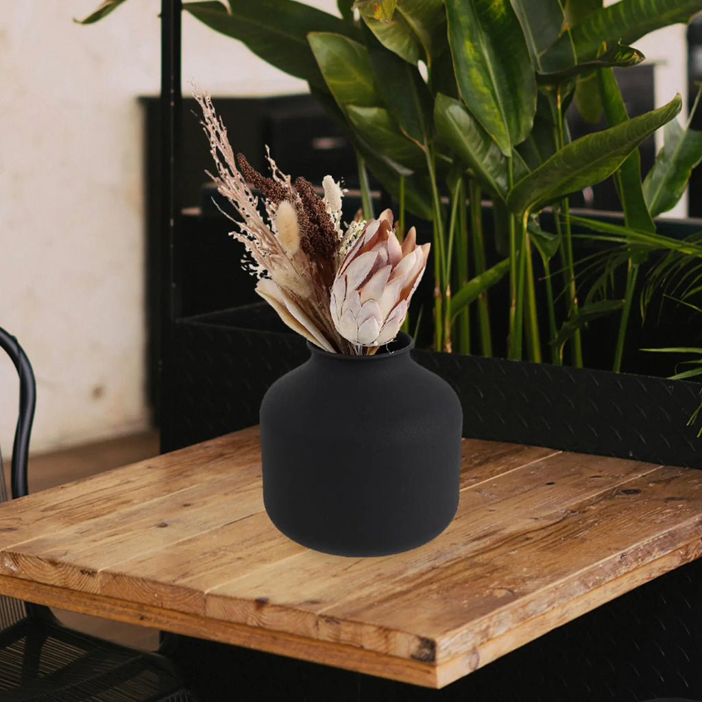 Vase en métal noir mat, style minimaliste (vue 6) - Nesty