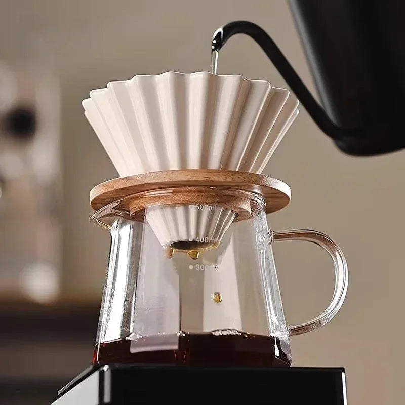 Set dripper à café en céramique avec pichet en verre Nesty, dripper blanc posé sur pichet en verre gradué avec couvercle en bois, eau versée depuis une bouilloire col de cygne