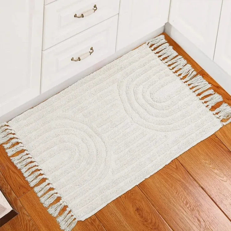 Tapis tufté en coton — tissé à la main - Nesty, variante à motif arches en relief posée dans un coin de cuisine près de meubles blancs