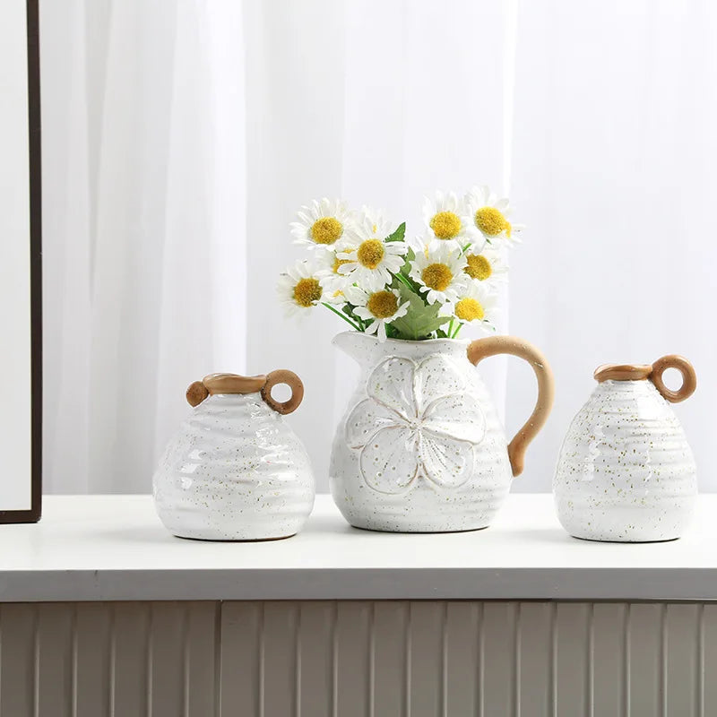 Vase céramique bicolore avec anse, style rétro campagne - Nesty - Trois tailles avec un bouquet de marguerites blanches dans le format moyen