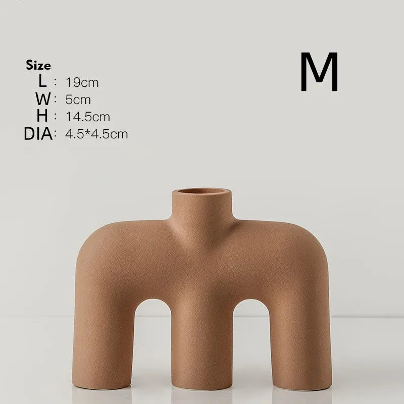 Vase en céramique au design sculptural, style moderne épuré Nesty, vase arqué terracotta taille M avec dimensions annotées, sur fond gris