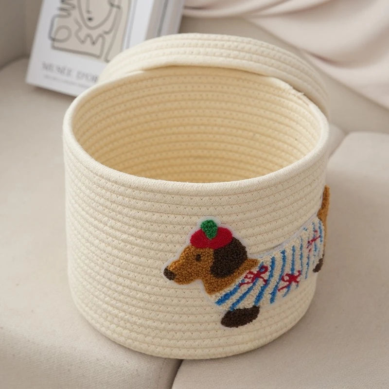 Panier de rangement pliable en corde de coton, grande capacité Nesty, panier ouvert avec couvercle posé à côté, patch brodé de teckel visible