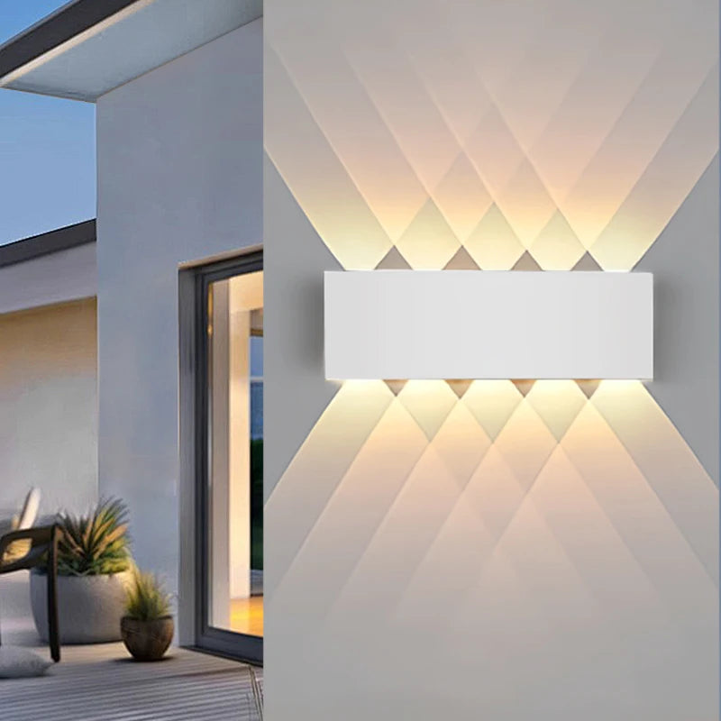 Applique murale LED extérieure étanche Nesty - Coloris blanc, installée sur une terrasse