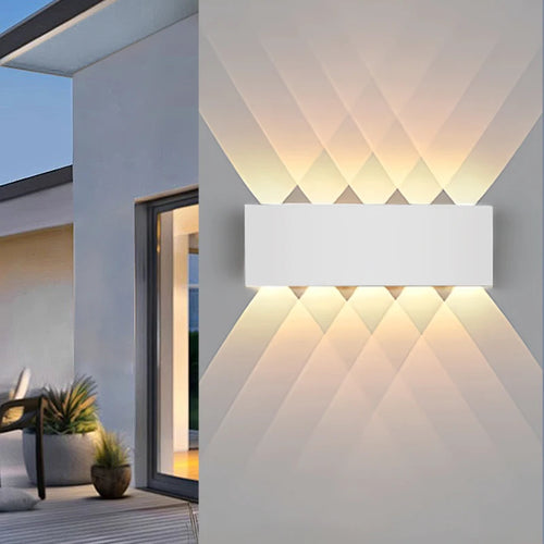 Applique murale LED extérieure étanche Nesty - Coloris blanc, installée sur une terrasse