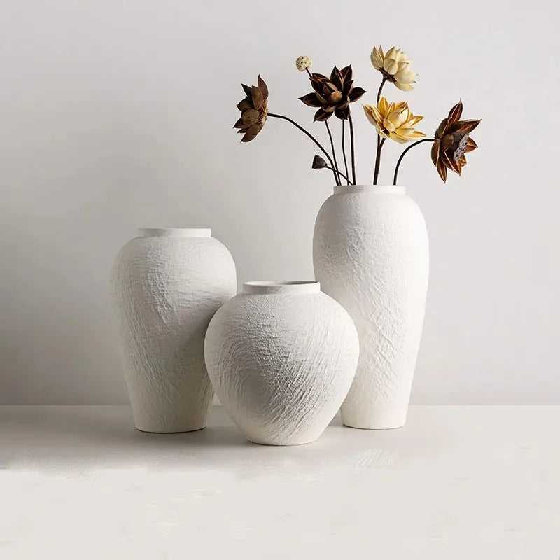 Vase en céramique blanche, style wabi-sabi Nesty, trois tailles texturées groupées différemment, la plus grande garnie de fleurs de lotus séchées