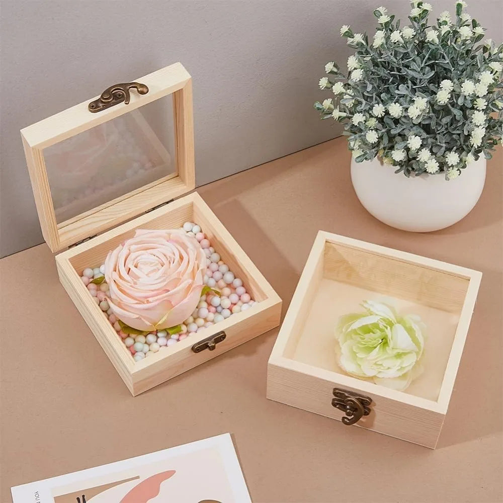 Boîte en bois à couvercle vitré Nesty - Garnie d'une rose rose et de perles, et d'une fleur blanche