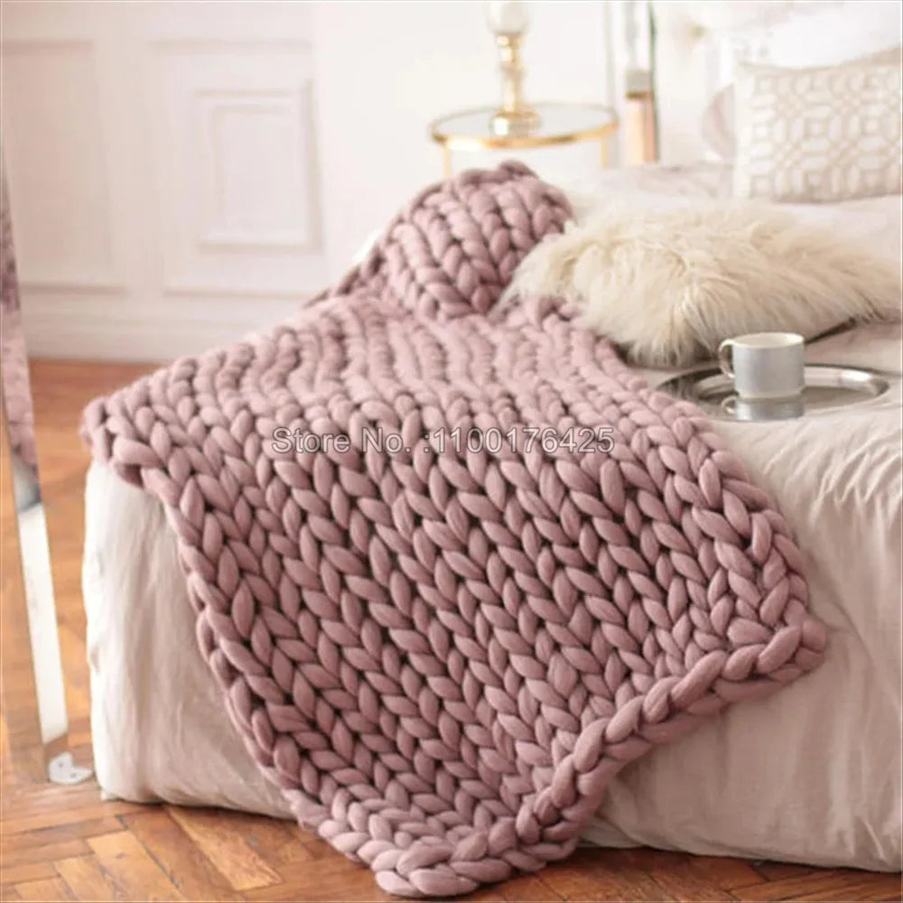 Plaid en acrylique tricoté épais Nesty - Coloris rose mauve sur lit avec coussin fourrure et plateau petit-déjeuner