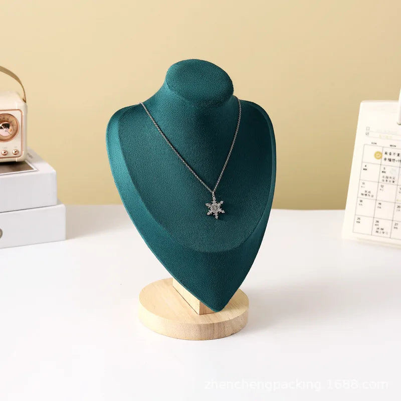 Buste en bois Nesty - Présentoir en velours vert avec collier pendentif flocon de neige argenté