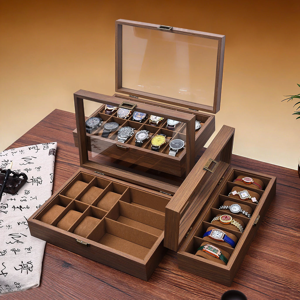 Écrin à montres en bois et velours Nesty - Coffret multi-niveaux ouvert avec montres, bracelets et bagues, fermoirs en laiton