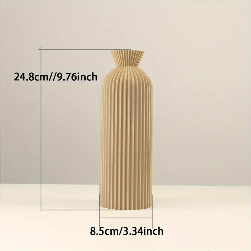 Vase noir en plastique, esprit bohème Nesty, grand format beige seul, coté avec dimensions 24.8 cm de hauteur et 8.5 cm de diamètre