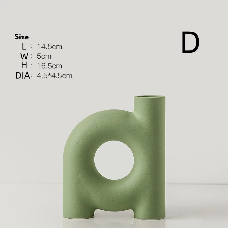 Vase en céramique au design sculptural, style moderne épuré Nesty, vase en forme de lettre D vert sauge avec dimensions annotées, sur fond gris