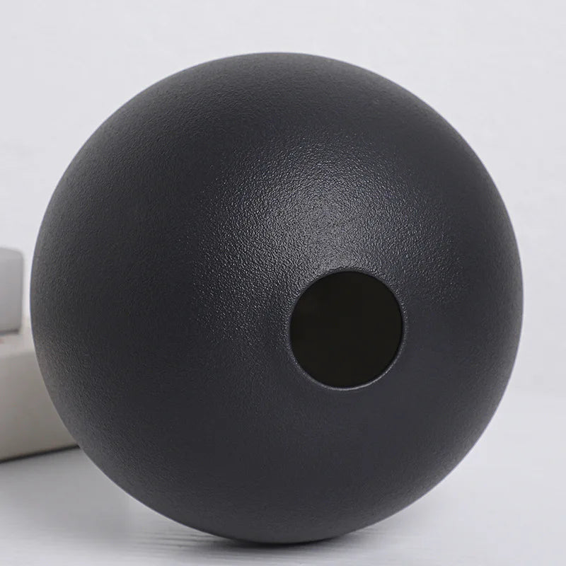 Vase céramique boule bicolore noir et blanc - Nesty - Gros plan sur le vase boule noir mat, ouverture ronde visible, fond blanc