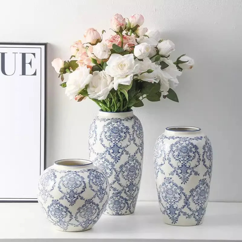 Vase céramique bleu et blanc, style rétro chinoiseries - Nesty - Trois tailles à motif floral bleu sur fond blanc, le grand format garni d'un bouquet de roses roses et blanches