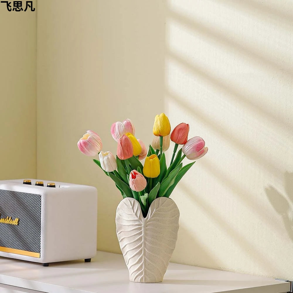 Vase en porcelaine texturé feuille cœur, finition mate Nesty, taille beige garnie de tulipes multicolores, sur bureau blanc avec enceinte