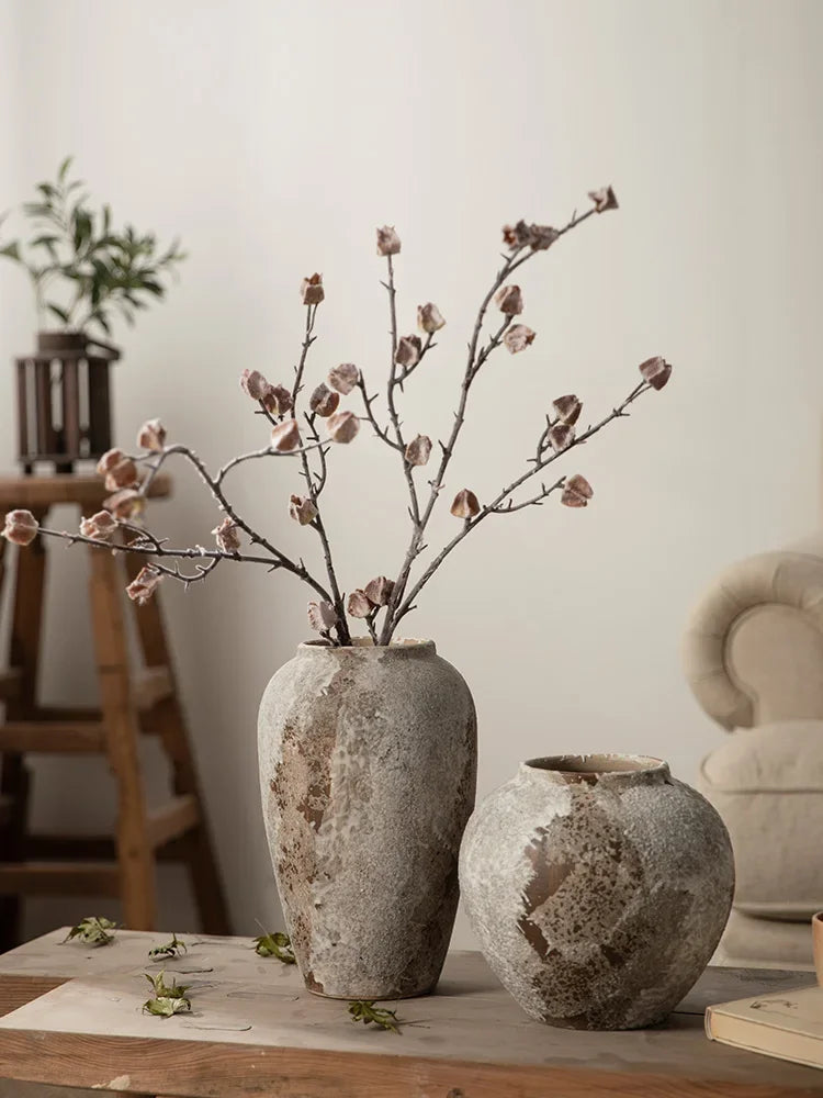 Vase en poterie mouchetée — esprit rétro chinois - Nesty - Deux tailles avec rameaux de fleurs séchées roses, sur table en bois près d'un tabouret