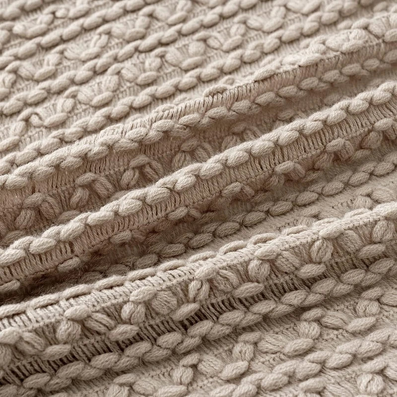 Grand plaid bohème tricoté Nesty - Gros plan sur le tricot torsadé en relief
