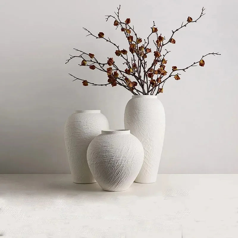 Vase en céramique blanche, style wabi-sabi Nesty, trois tailles texturées, la plus grande garnie de branches à fleurs séchées orange et brun